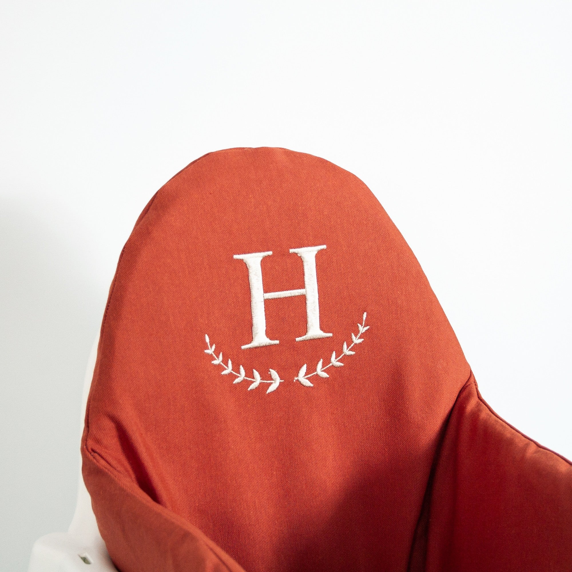 Harf Nakışlı Mama Sandalyesi Minderi Crimson