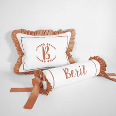 Kişiye özel isim nakışlı bebek yastığı - Tarçın