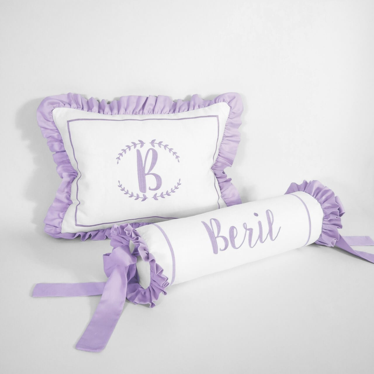 Kişiye özel isim nakışlı bebek yastığı - Lila
