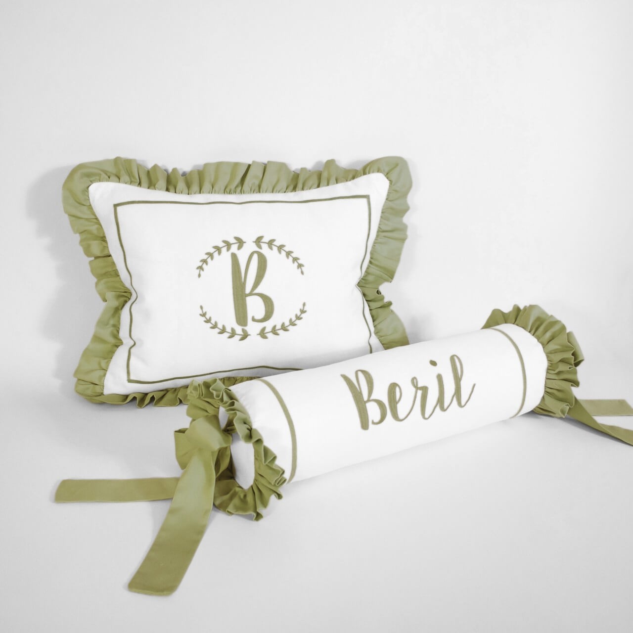 Kişiye özel isim nakışlı bebek yastığı - Haki
