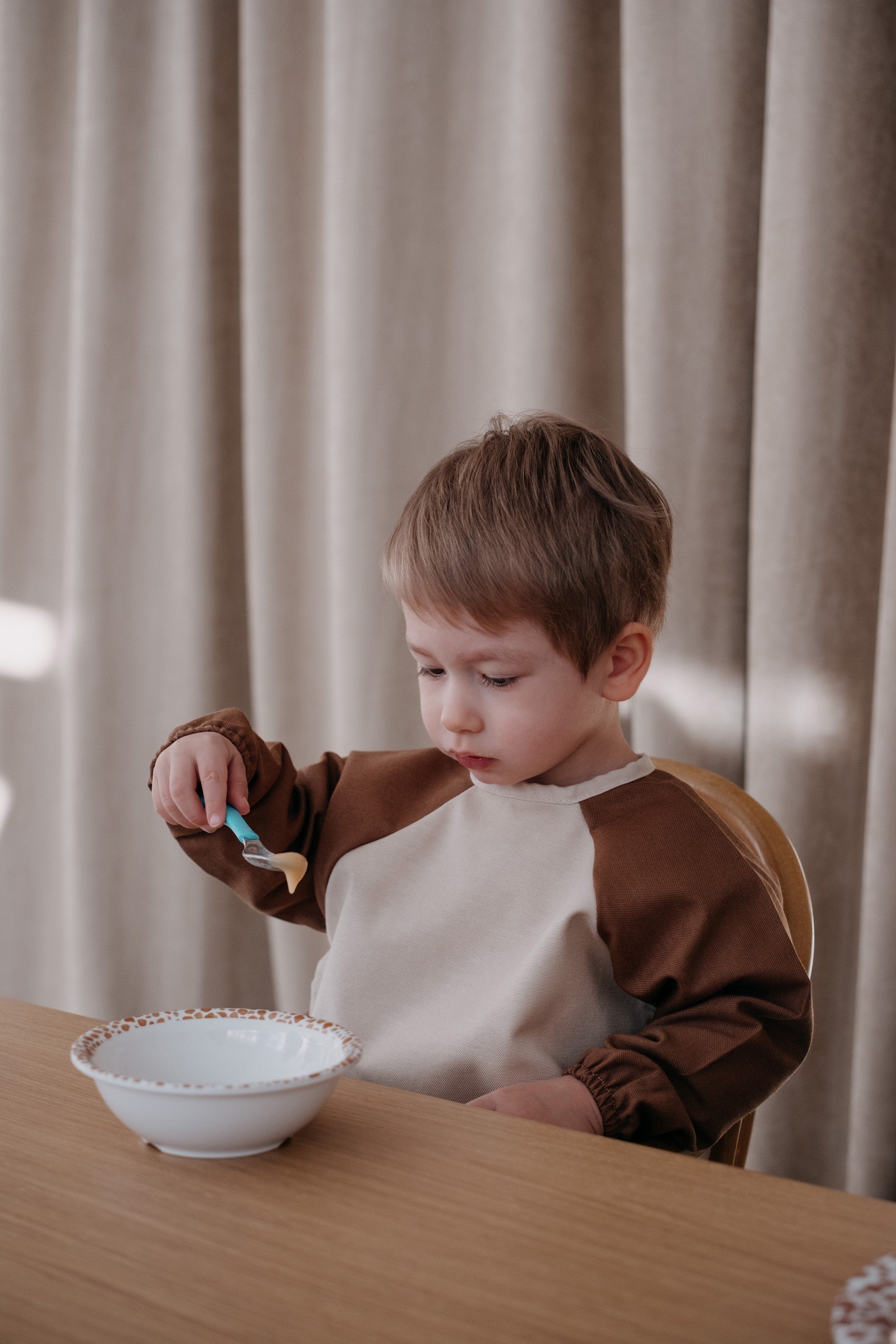 Noah Uzun Kollu Beslenme & Aktivite Önlüğü 1-3 yaş - Kahve