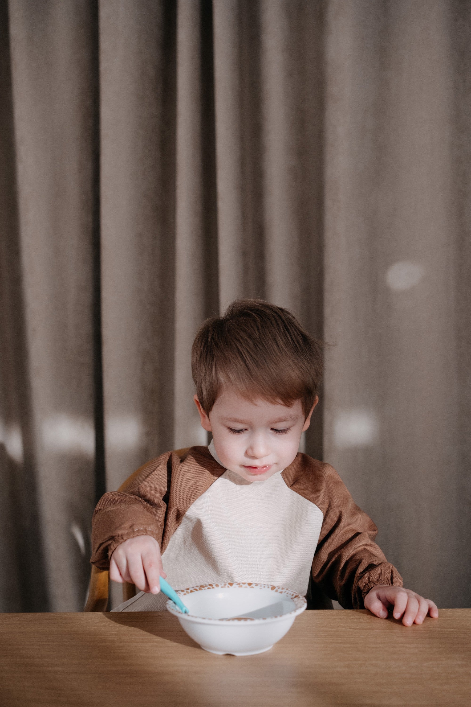 Noah Uzun Kollu Beslenme & Aktivite Önlüğü 1-3 yaş - Kahve