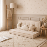 Bej French Mattress bisküvi minder seti ile dekore edilmiş çocuk odası; zemin minderi, sırt minderi ve pastel tonlarda dekoratif yastıklar.
