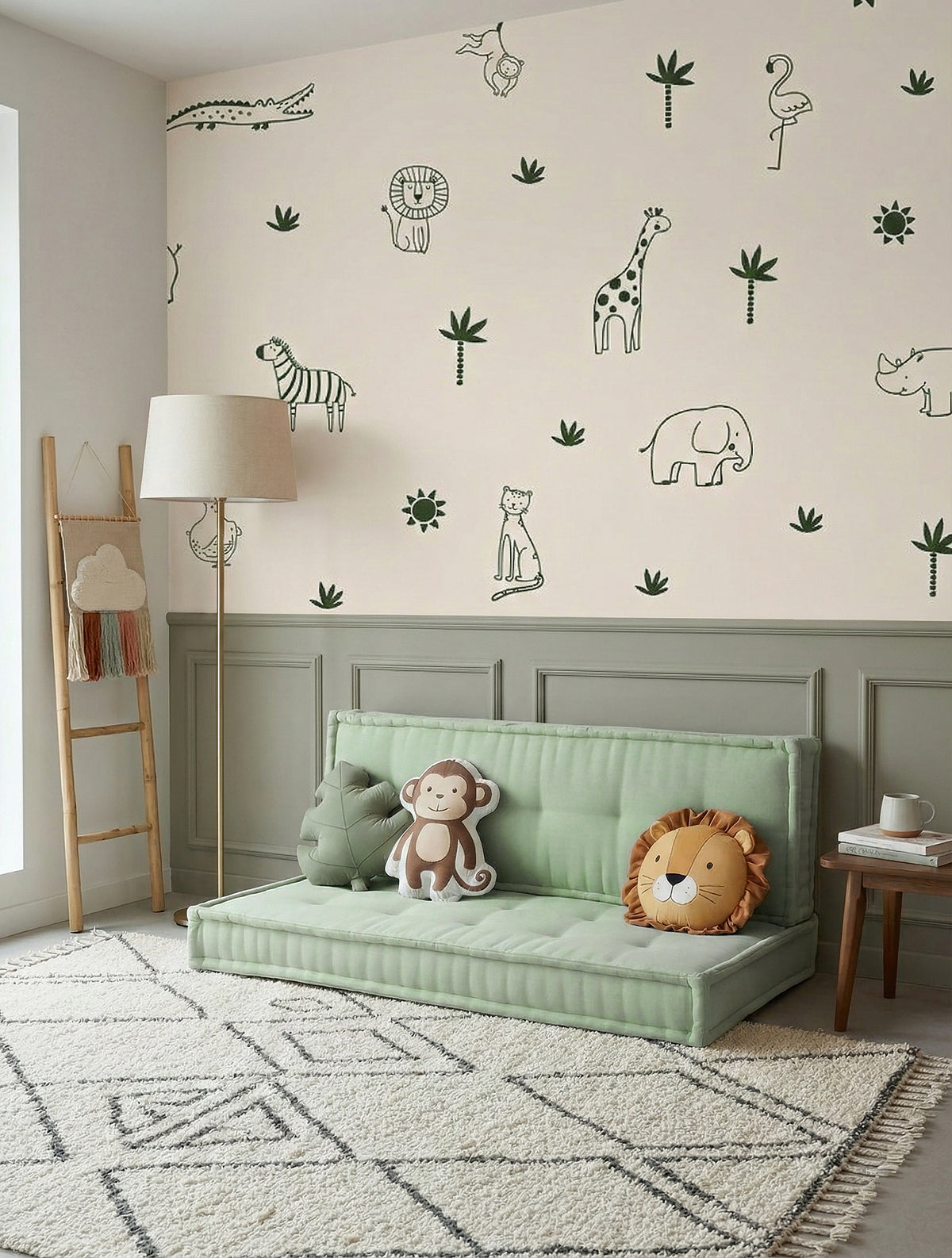 Çağla yeşili French Mattress bisküvi minder seti ile dekore edilmiş çocuk odası; zemin minderi, sırt minderi ve safari temalı dekoratif yastıklar.
