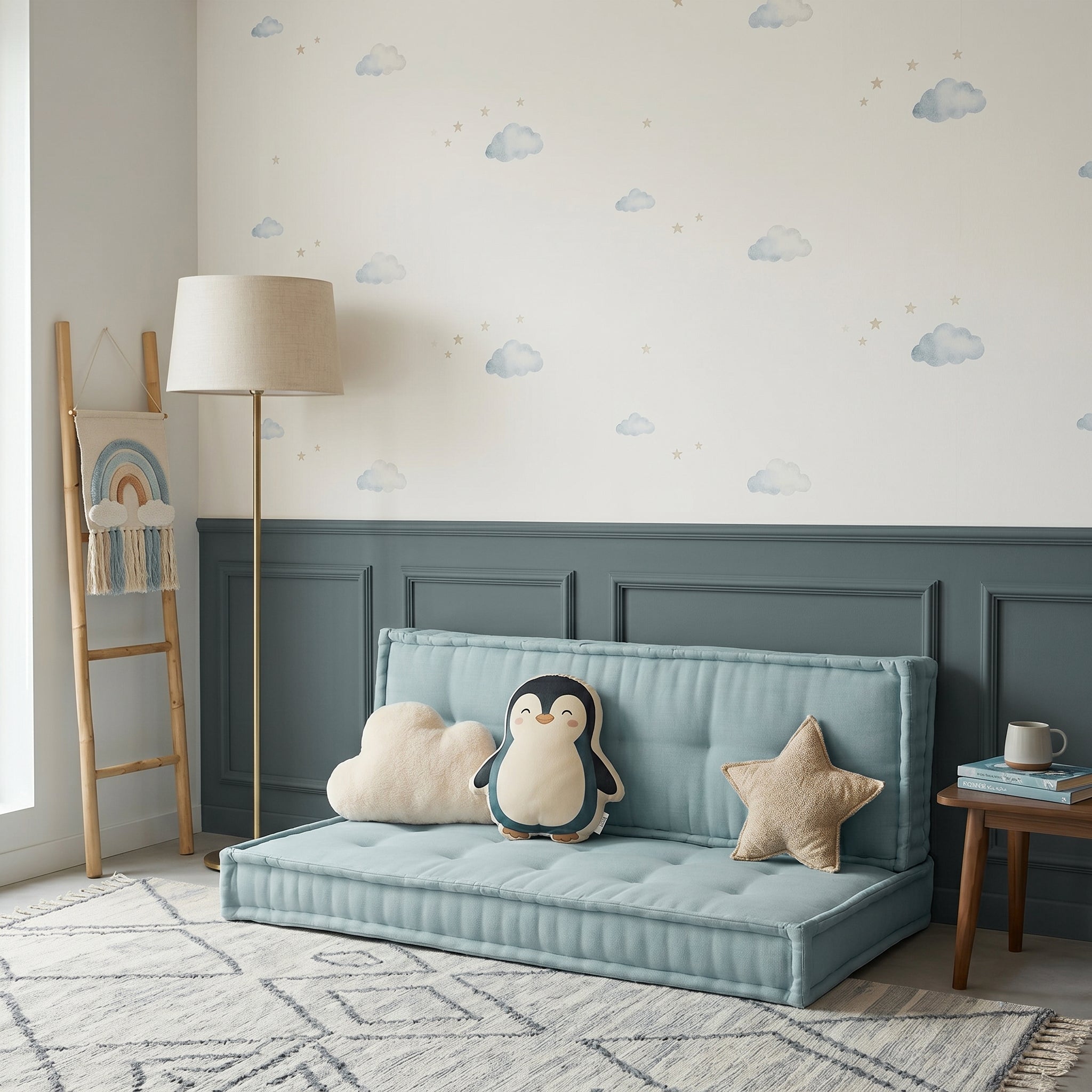 Teal mavi French Mattress bisküvi minder seti ile dekore edilmiş çocuk odası; zemin minderi, sırt minderi ve soft dekoratif yastıklar.
