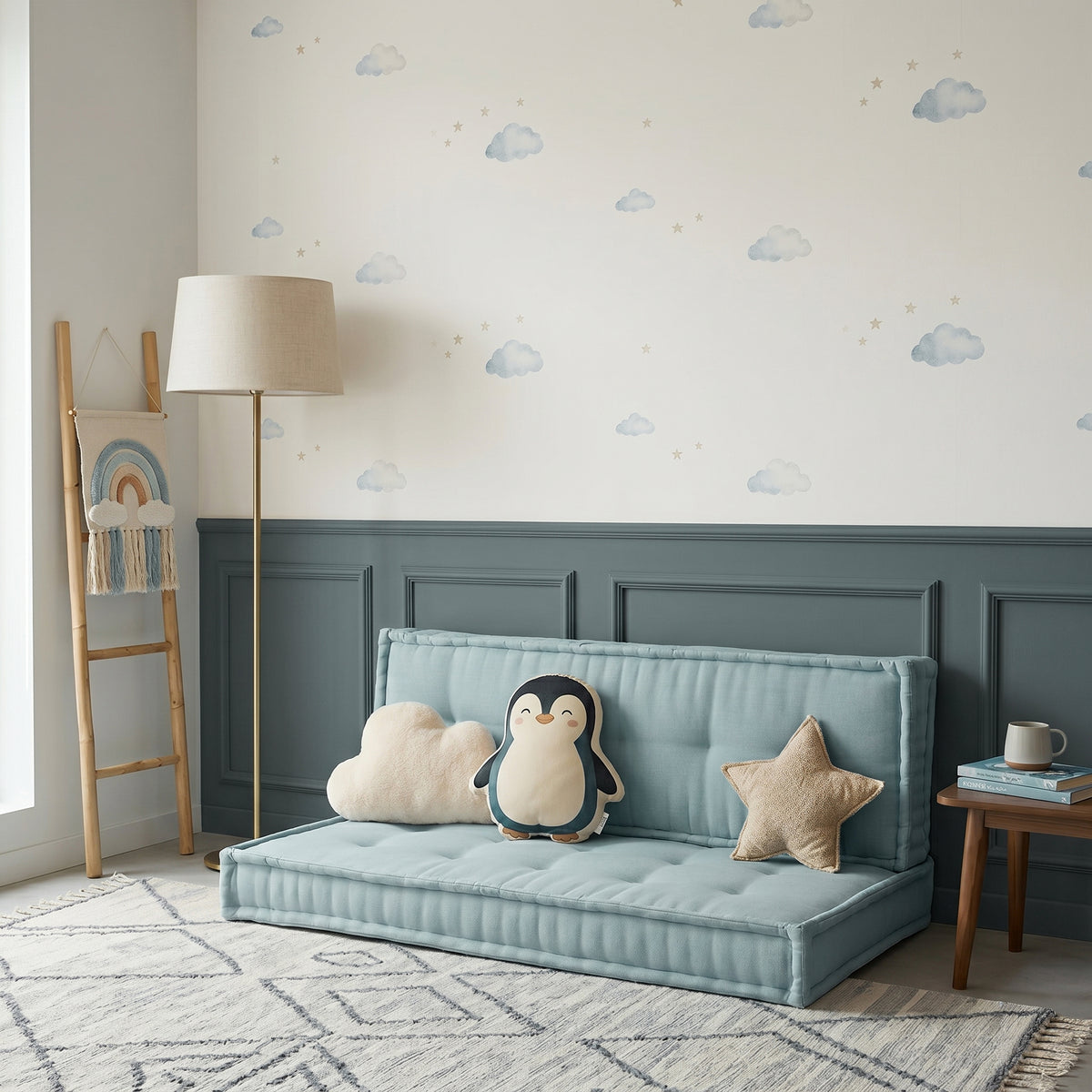Teal mavi French Mattress bisküvi minder seti ile dekore edilmiş çocuk odası; zemin minderi, sırt minderi ve soft dekoratif yastıklar.
